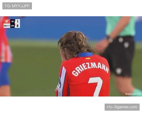 特写镜头:皮诺罚失关键点球后掩面跪地,门将上前安慰 特写镜头:皮诺罚失关键点球后掩面跪地,门将上前安慰