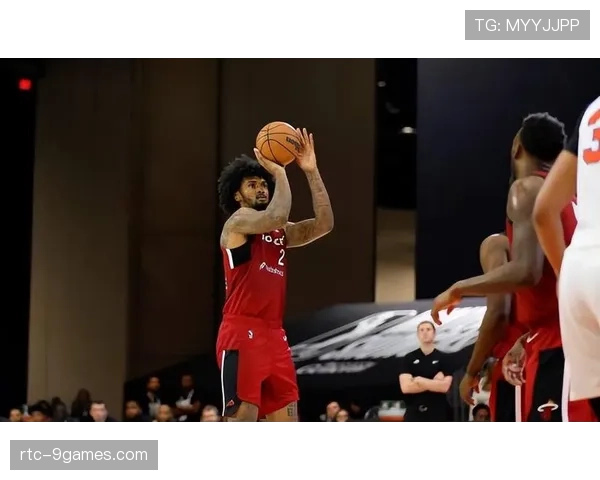 聚焦:加拿大新星在主场多伦多赛后,与当地小球员进行投篮互动 聚焦:加拿大新星在主场多伦多赛后,与当地小球员进行投篮互动